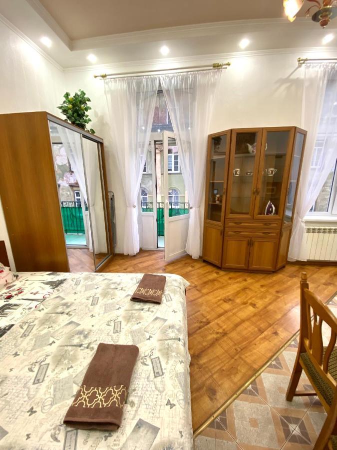 Навпроти Вернісажу Біля Оперного Вулиця Театральна 26 Є Балкон Та Інернет Apartment Lviv Bagian luar foto