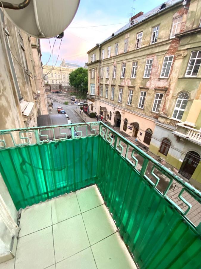 Навпроти Вернісажу Біля Оперного Вулиця Театральна 26 Є Балкон Та Інернет Apartment Lviv Bagian luar foto