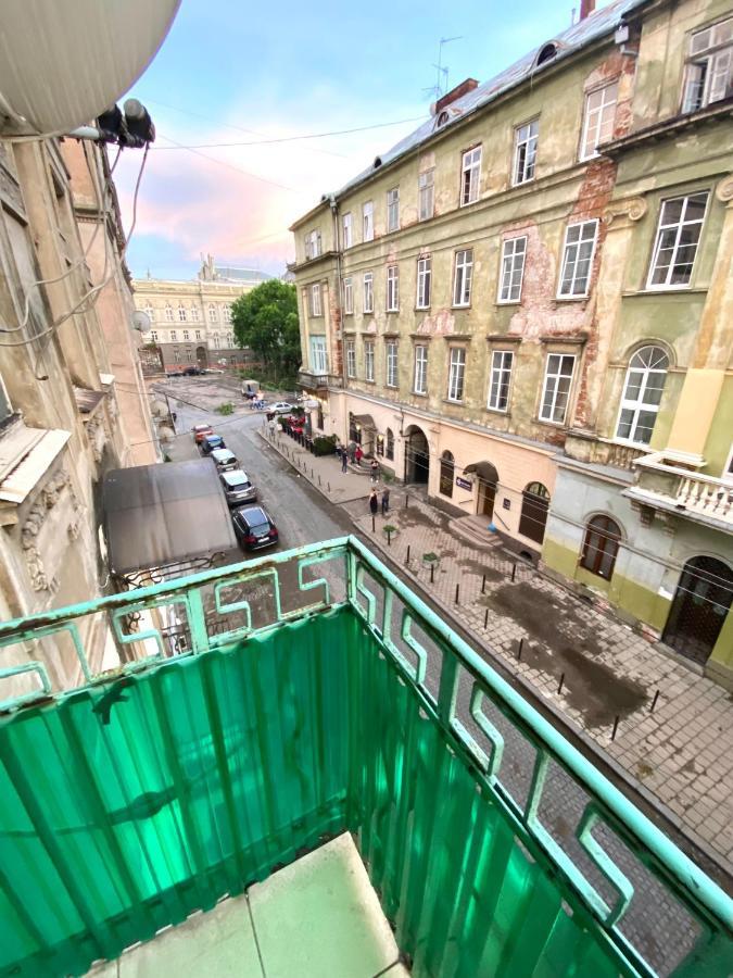 Навпроти Вернісажу Біля Оперного Вулиця Театральна 26 Є Балкон Та Інернет Apartment Lviv Bagian luar foto